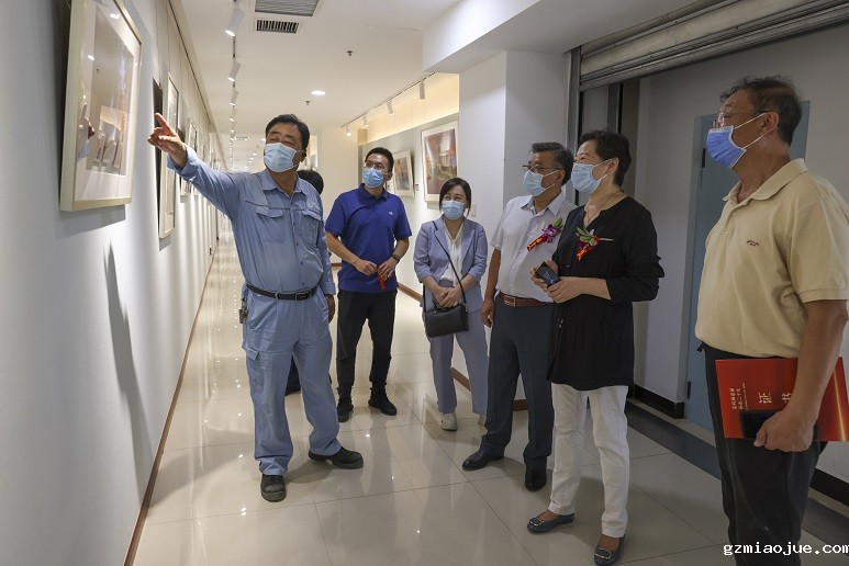 2-嘉宾们参观展览