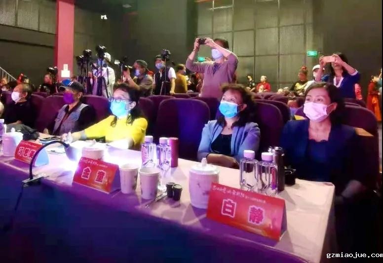 区文联常务副主席兼秘书长金童，副秘书长白静观看比赛（朝阳文联供图）