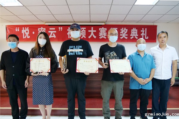 插图3：嘉宾为三等奖作者颁发证书