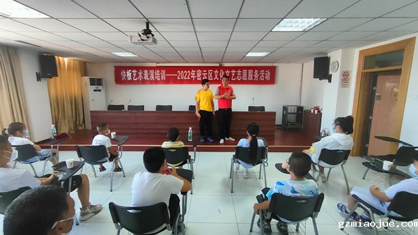 插图3：郑磊指导新苗