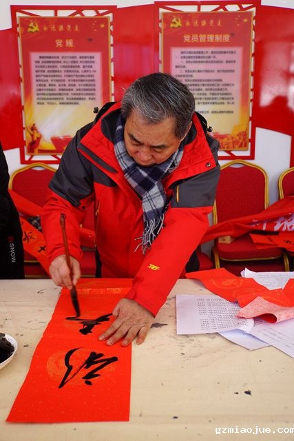 6 任学增创作书法中